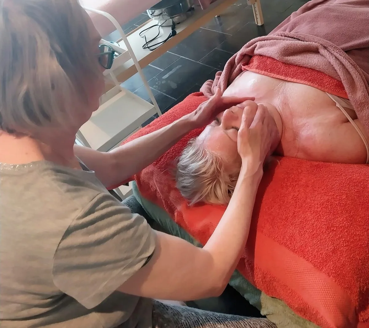Gezichtsmassage: Jolanda masseert zachtjes het gezicht van een cliënt