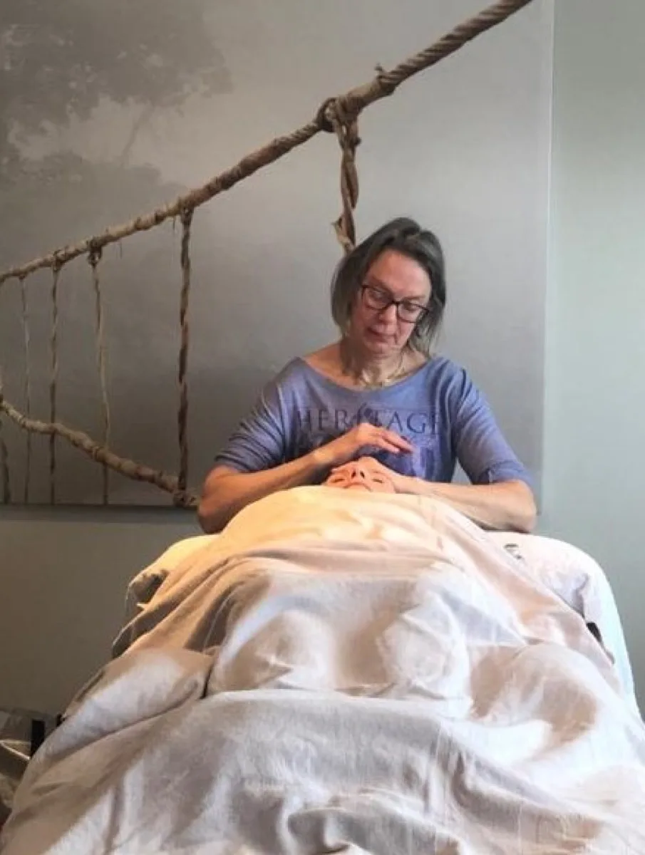Jolanda geeft een rustige gezichtsmassage terwijl de cliënt onder een warme deken ligt