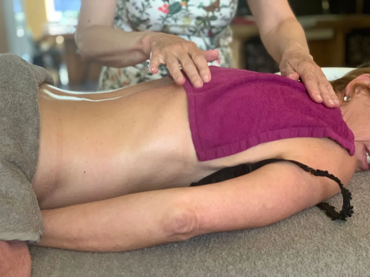 Jolanda geeft een rustige ontspanningsmassage van de rug
