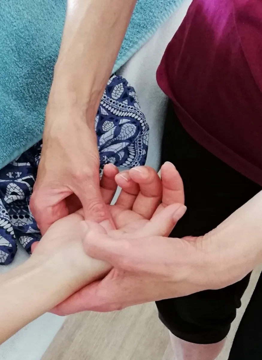 Handreflexologie: Jolanda masseert de handpalm van een cliënt