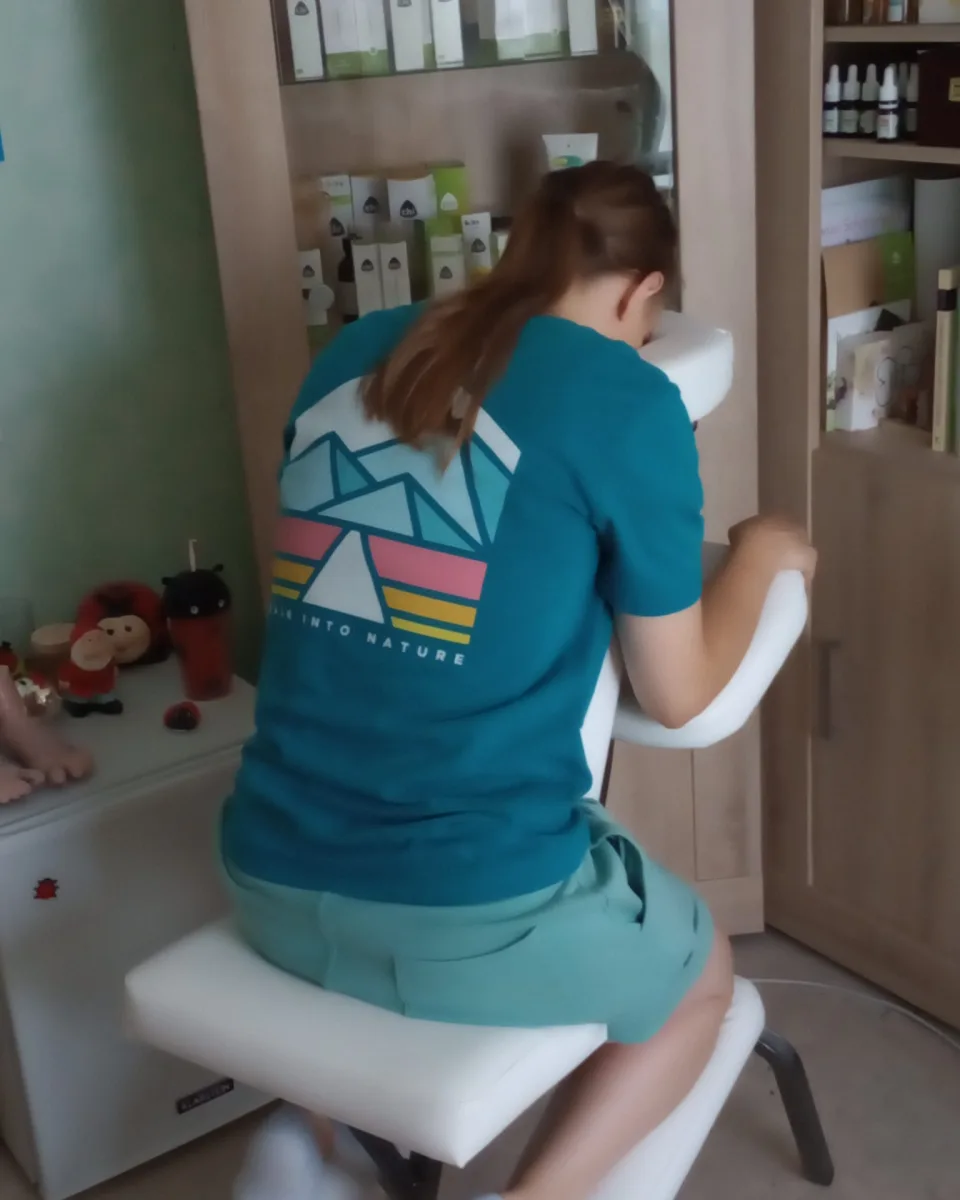Cliënt zit op de massagestoel in de salon, klaar voor een stoelmassage